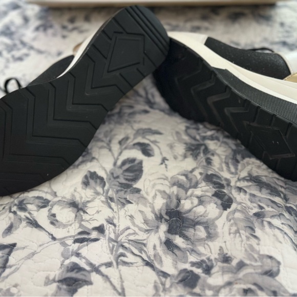 Michael Kors Black, White, with gold accent - Picture 3 of 5